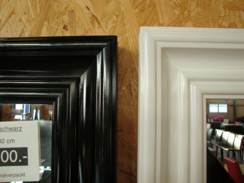Spiegel mit Holzrahmen 
